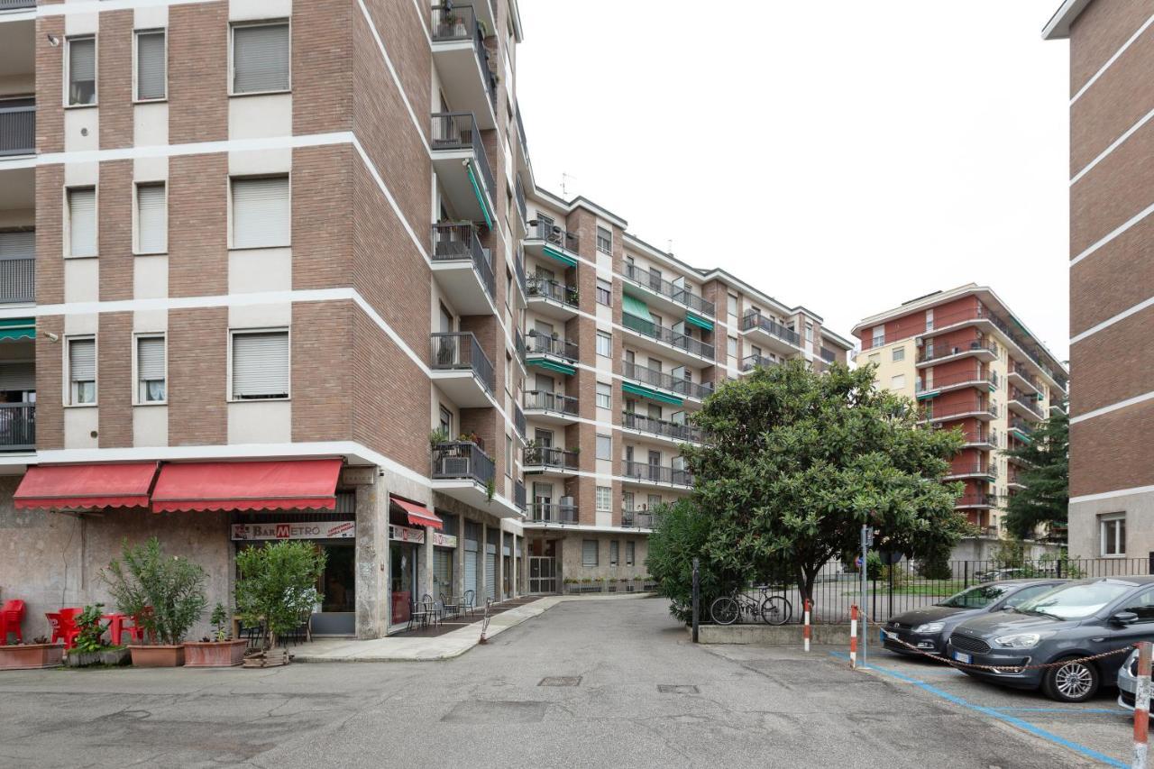 Apartment With Balcony -Bisceglie Red Line Subway Milano Dış mekan fotoğraf