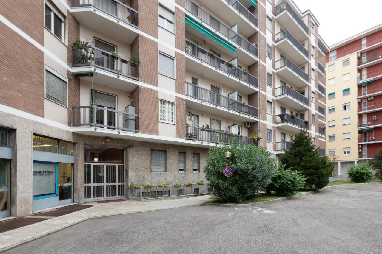 Apartment With Balcony -Bisceglie Red Line Subway Milano Dış mekan fotoğraf
